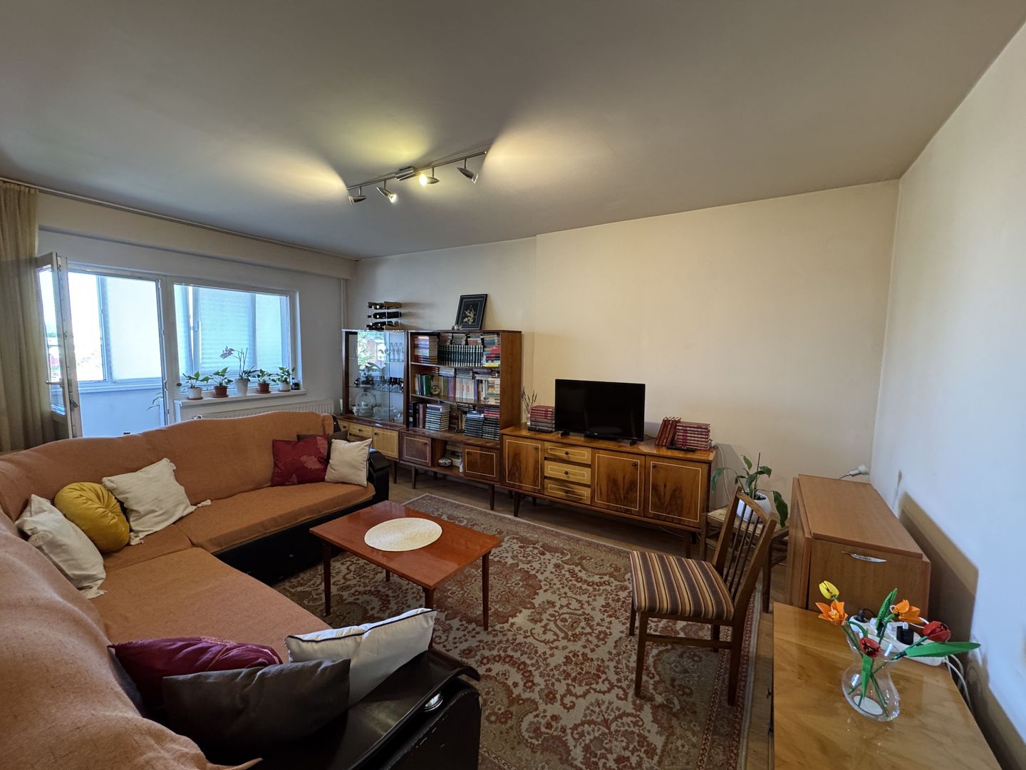 Apartament decomandat cu 3 camere in Florilor, strada Crinului - Poză 1