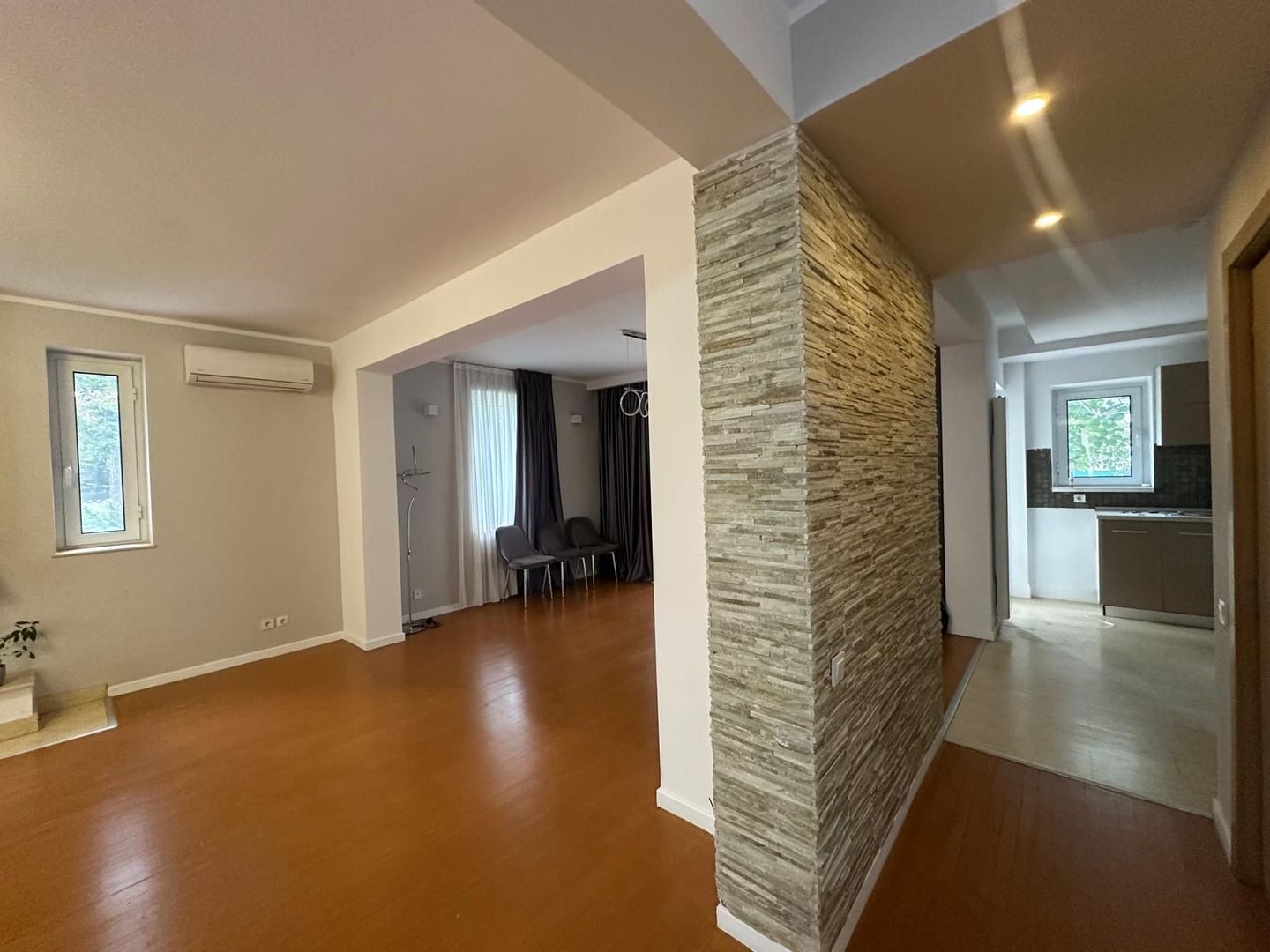 Vila 6 camere || Erou Iancu Nicolae || Garaj - Poză 4