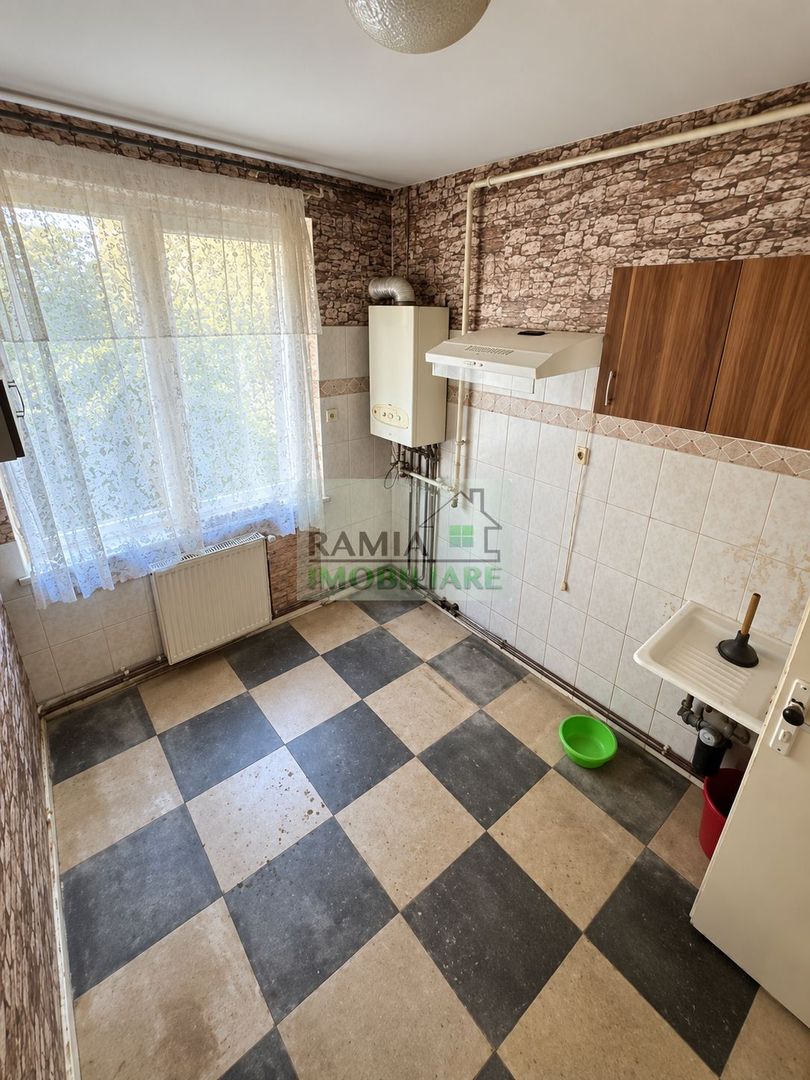 Apartament 3 camere Tractorul, ideal pentru renovare și personalizare - Poză 1