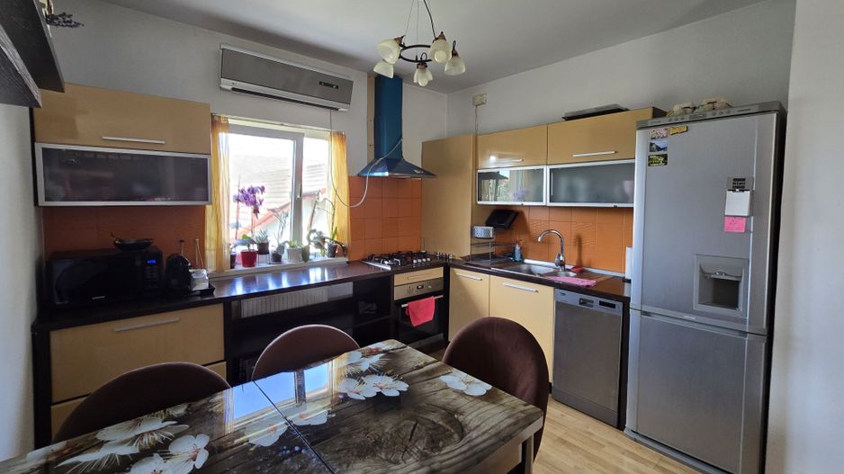 Apartament 2 Dormitoare, 2 Bai, Dumbravita, Curte interioara cu loc de joaca - Poză 2