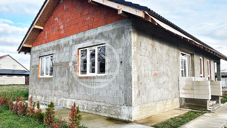 Casa de vanzare cu 3 camere in Girisu de Cris, Bihor - Poză 1