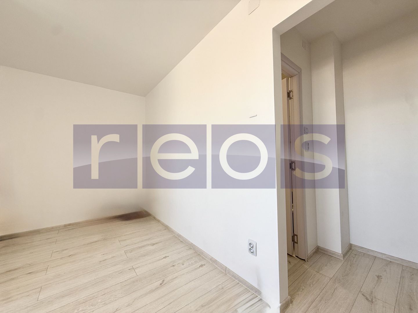 VÂNZARE GARSONIERĂ | ZONA TITAN | LUMINOASĂ ȘI SPAȚIOASĂ - Poză 1