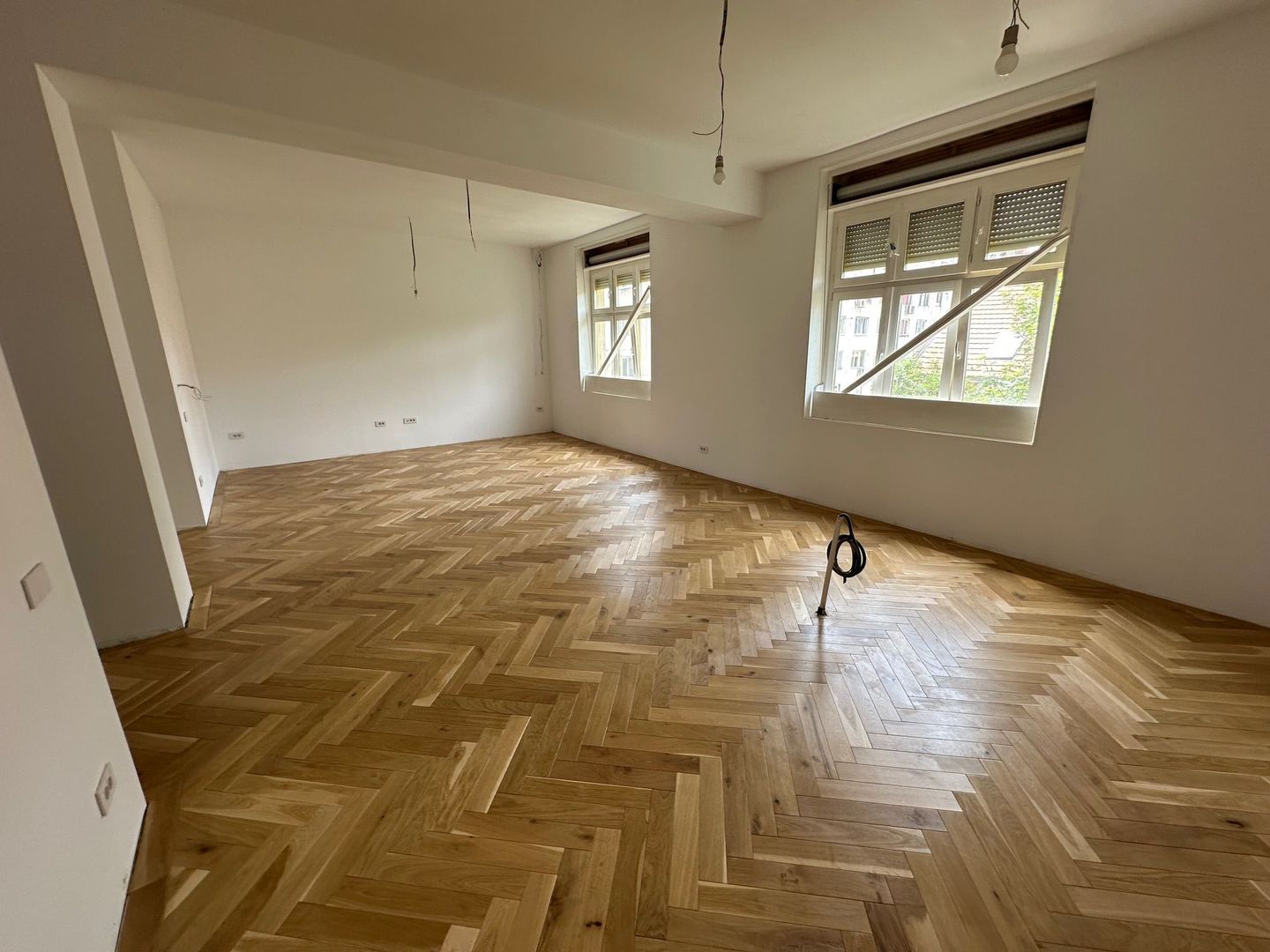 Apartament renovat în clădire istorică - are garaj - Poză 2