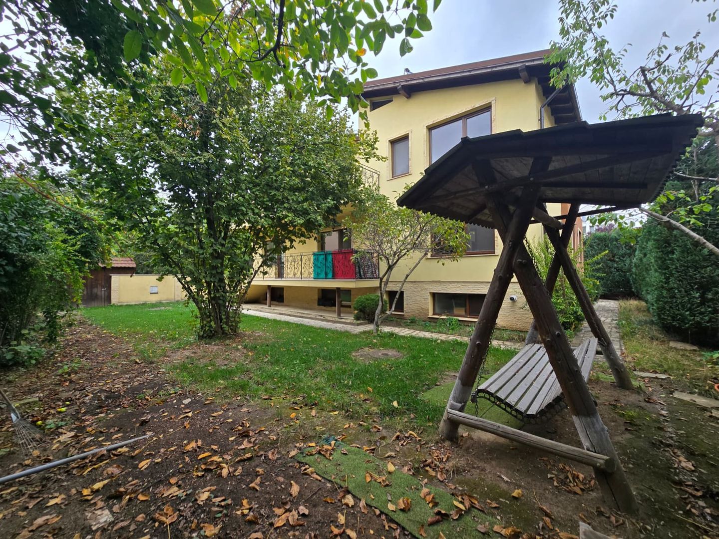 9 camere, 5 bai, spatiu hobby, gradina, garaj,locatie buna - Poză 4
