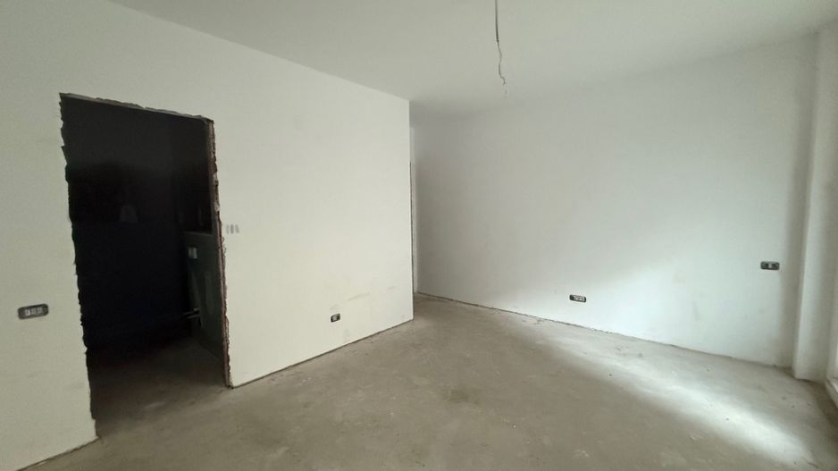 Apartament 4 Camere de Vanzare - Poză 3
