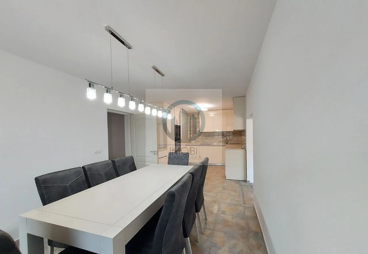 Vila deosebita în loc Simeria, zona ultracentrala - Poză 2