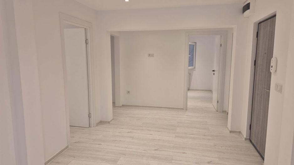 BRASADAS vinde ap 4 cam etaj 3/4 in Micro 16. - Poză 2