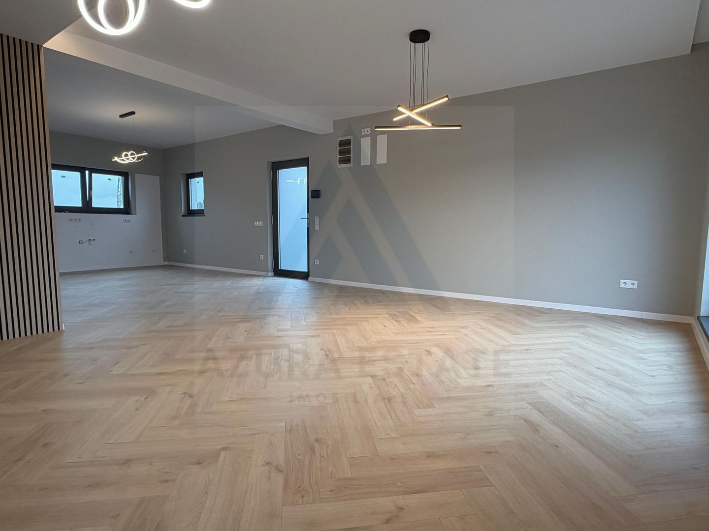 Apartament ultrafinisat 4 camere 3 bai si curte 200 mp in Arhitectilor - Poză 3