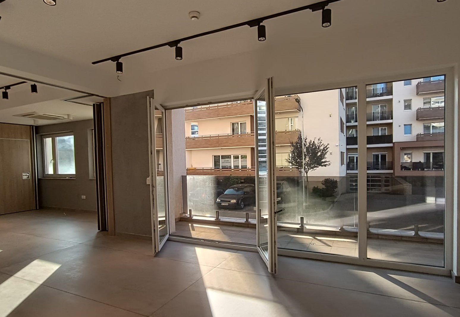 Inchiriem spatiu comercial 202 mp zona Coresi - Poză 5