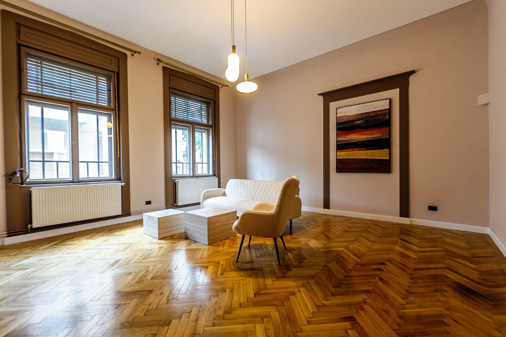 Apartament ULTRACENTRAL cu 3 camere, la cheie, renovat recent - Poză 3