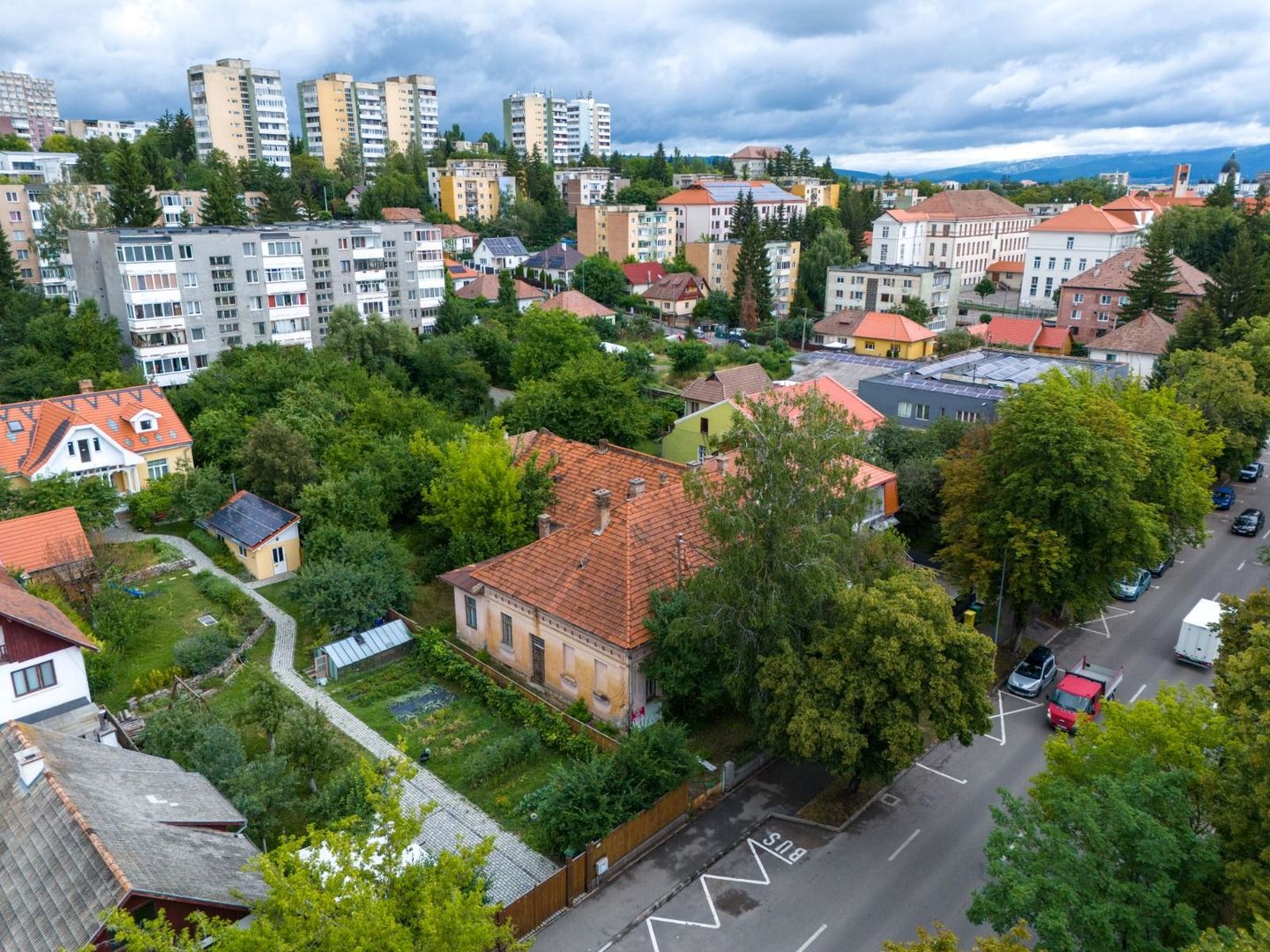 Casă spațioasă în centrul orașului Sfântu Gheorghe | Teren 1300 mp - Poză 2