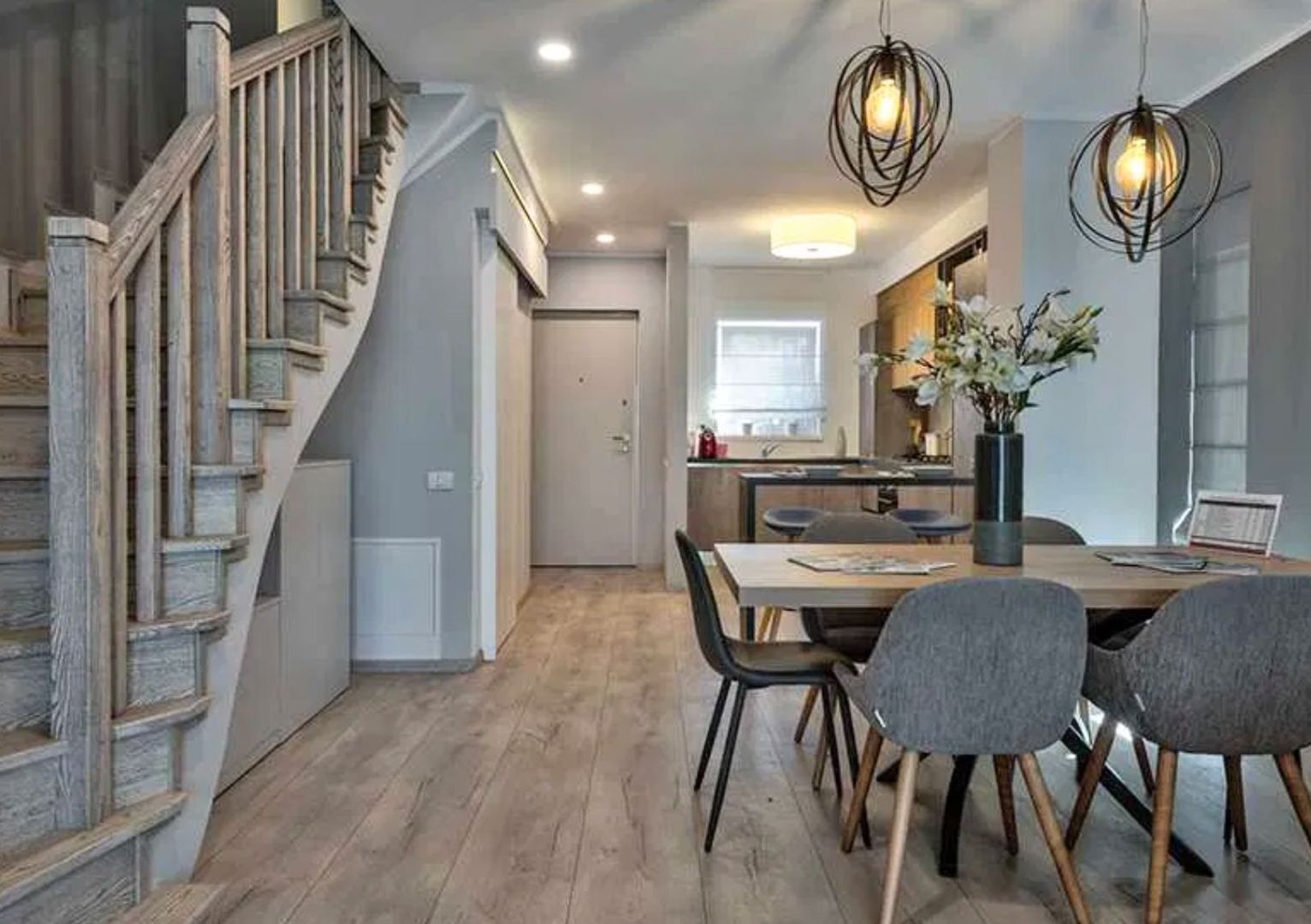 Inchiriere o casă tip duplex spațioasă și bine compartimentată - Poză 1