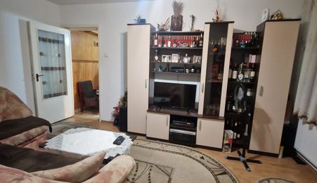 Vand apartament care este situat in cartierul Dambu