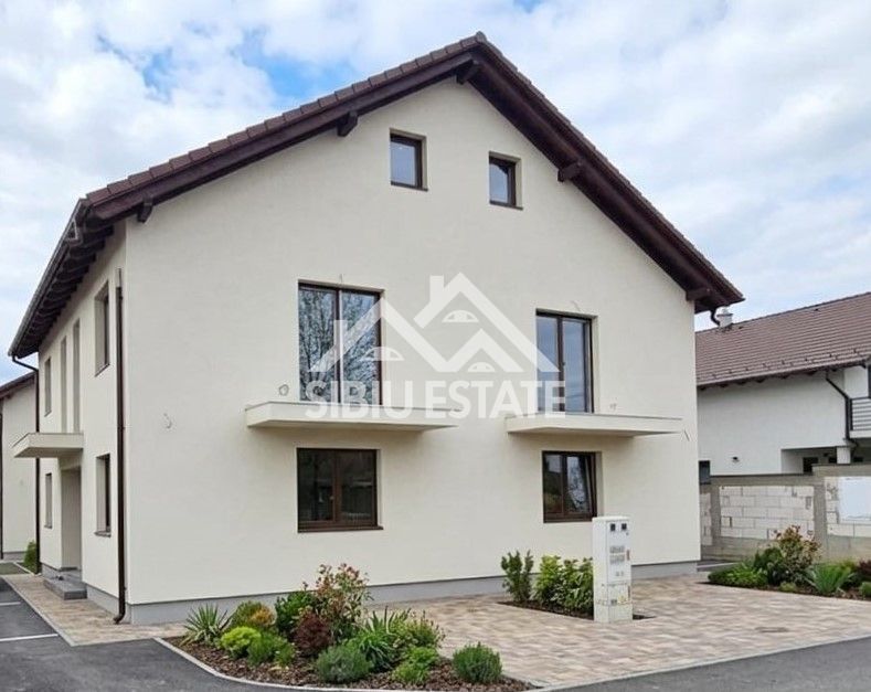 Casa 4 camere, 2 bai, curte si terasa Sibiu Calea Cisnadiei - Poză 1