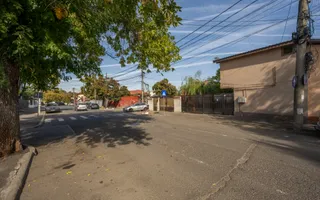 Două case. O singură curte. Mai multe feluri de a spune „acasă” - Poză 32