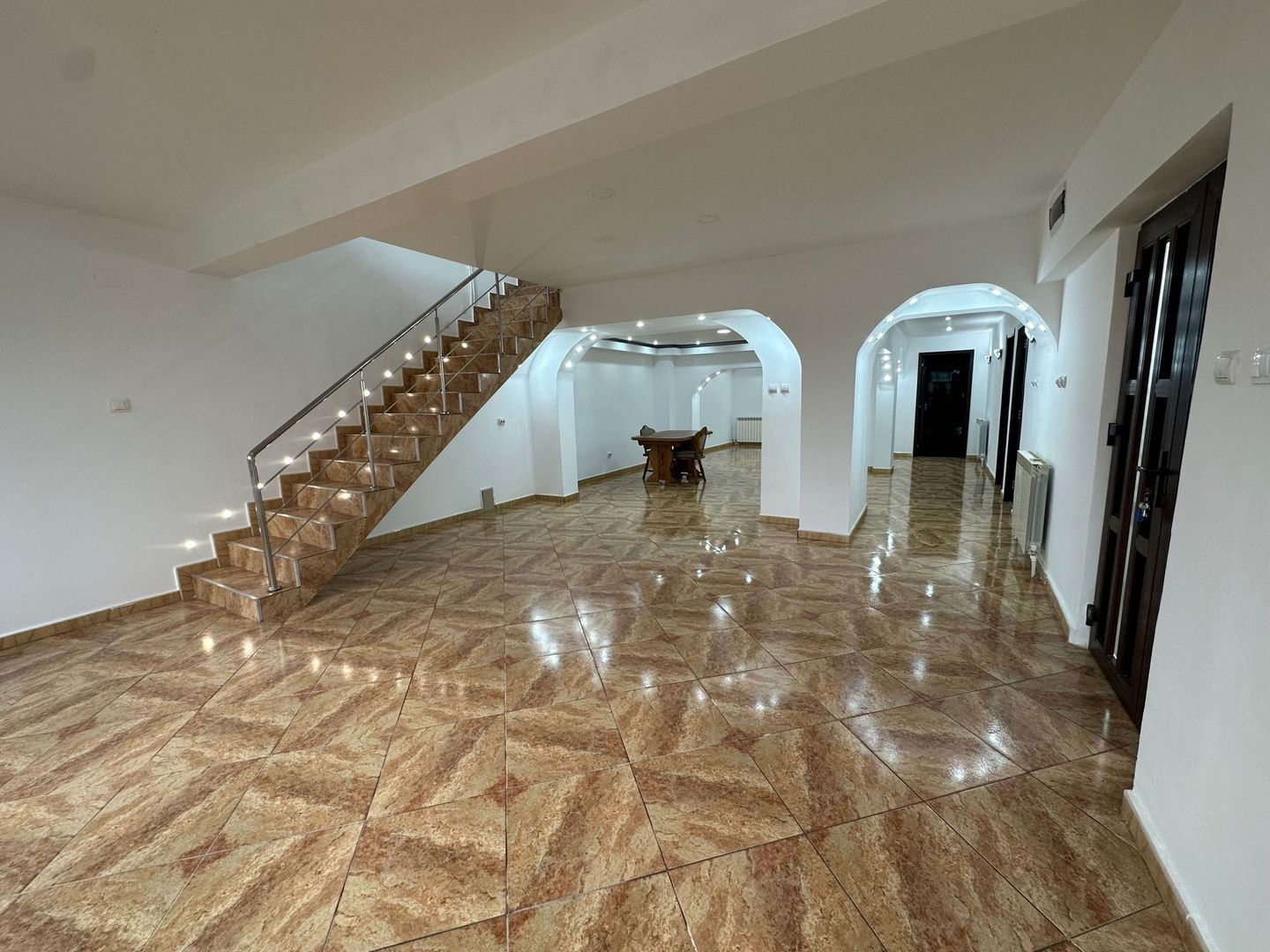 Vilă tip duplex, modernizată 2023,  teren 913 mp, zona Cartier; - Poză 1