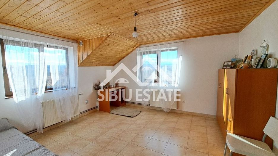 Casa Sibiu cu pivnita si garaj, curte mare - Poză 18