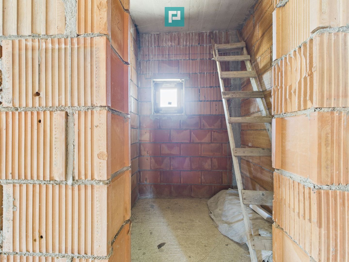 Casă la roșu  pe parter - Moșnița Veche - Poză 16