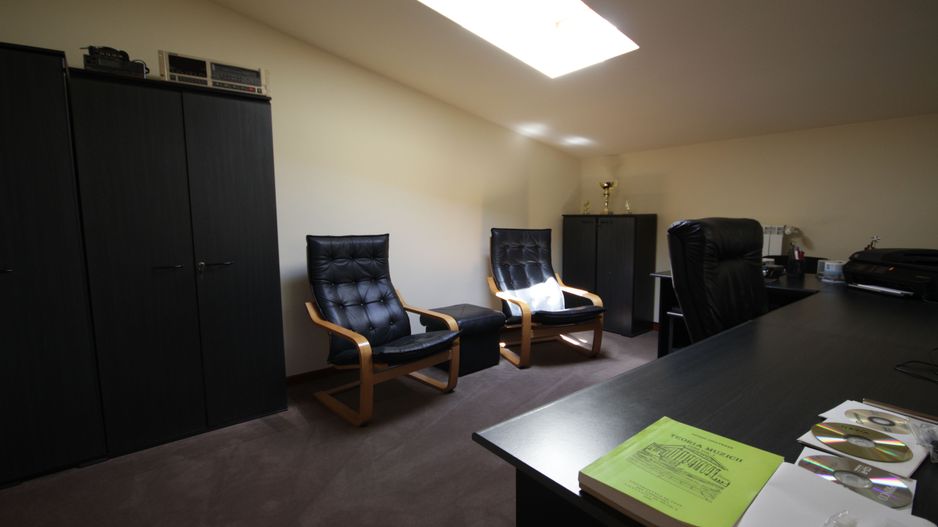 O casa deosebita cu Piscina - Poză 24