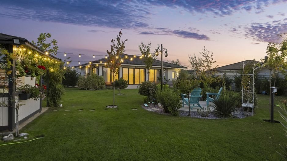 Langa Padure si lac, Vila P+Pod , 900mp teren,  terasa 40mp,  complex securizat - Poză 2