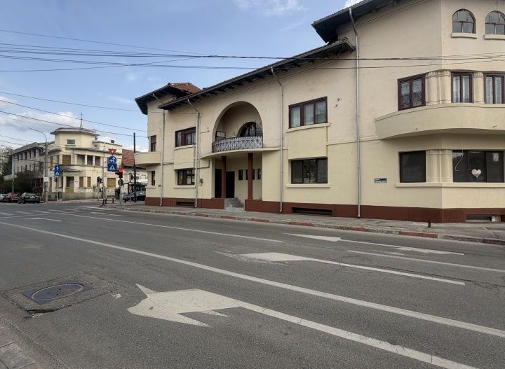Spațiu birouri / locuință – 181 mp utili, etaj + mansardă în vilă, Centru Piteșt - Poză 3