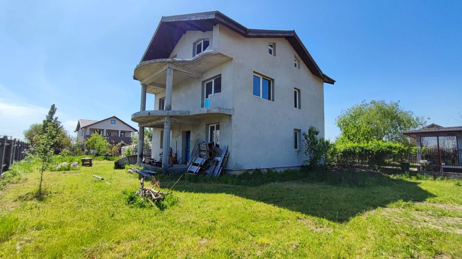 Casă spațioasă cu terase panoramice și curte mare - Poză 2