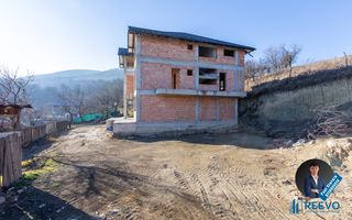 Pensiune/Vilă la roșu P+E+M în Sărata - Poză 6