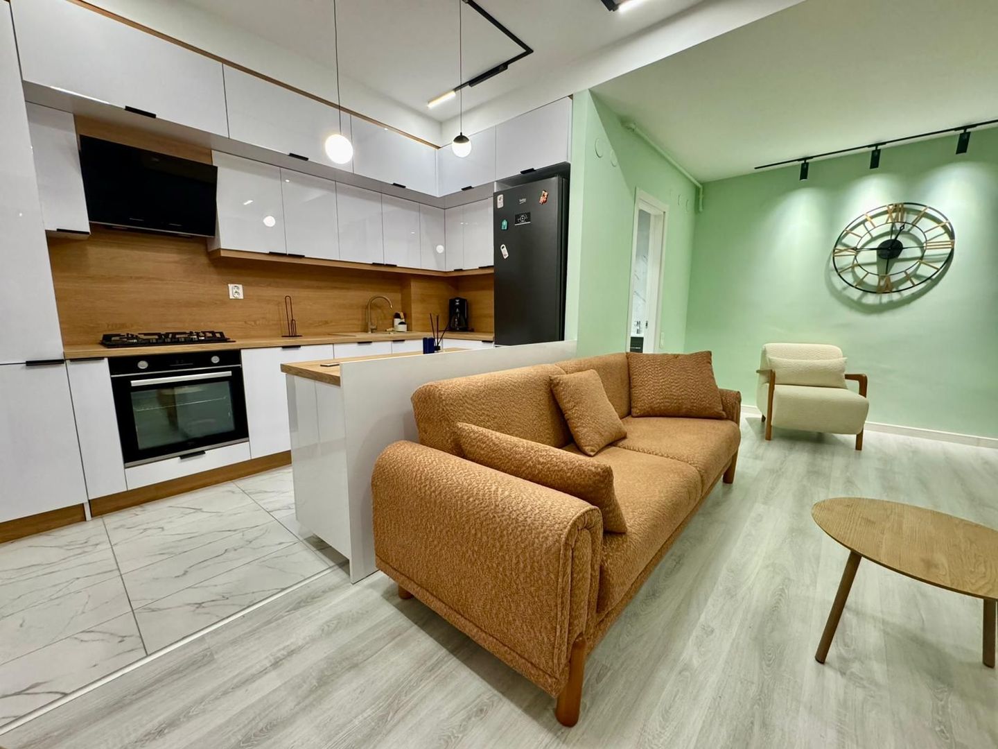 COSMOPOLIS - Apartament cu 3 camere si gradina, mobilat si utilat. - Poză 2