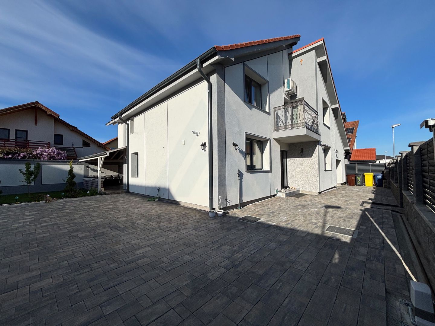 Casa individuala ultrafinisata 200 mp utili si teren 462 mp  Selimbar - Poză 1