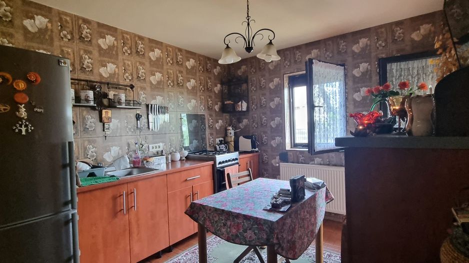 Parter cu structură pentru etaj, curte amenajată și organizare impeca - Poză 27