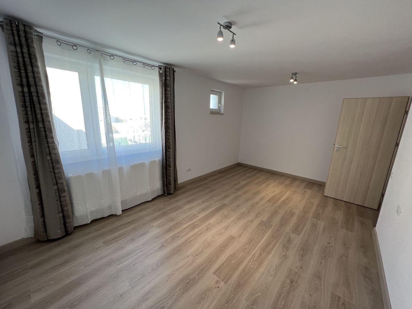 Apartament cu 2 camere in Urban Plaza - Poză 11