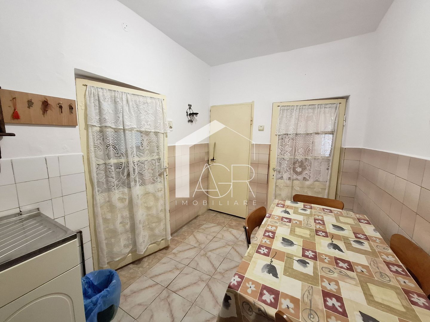 Casa cu 3 camere, zona Mihai Bravu - Poză 7