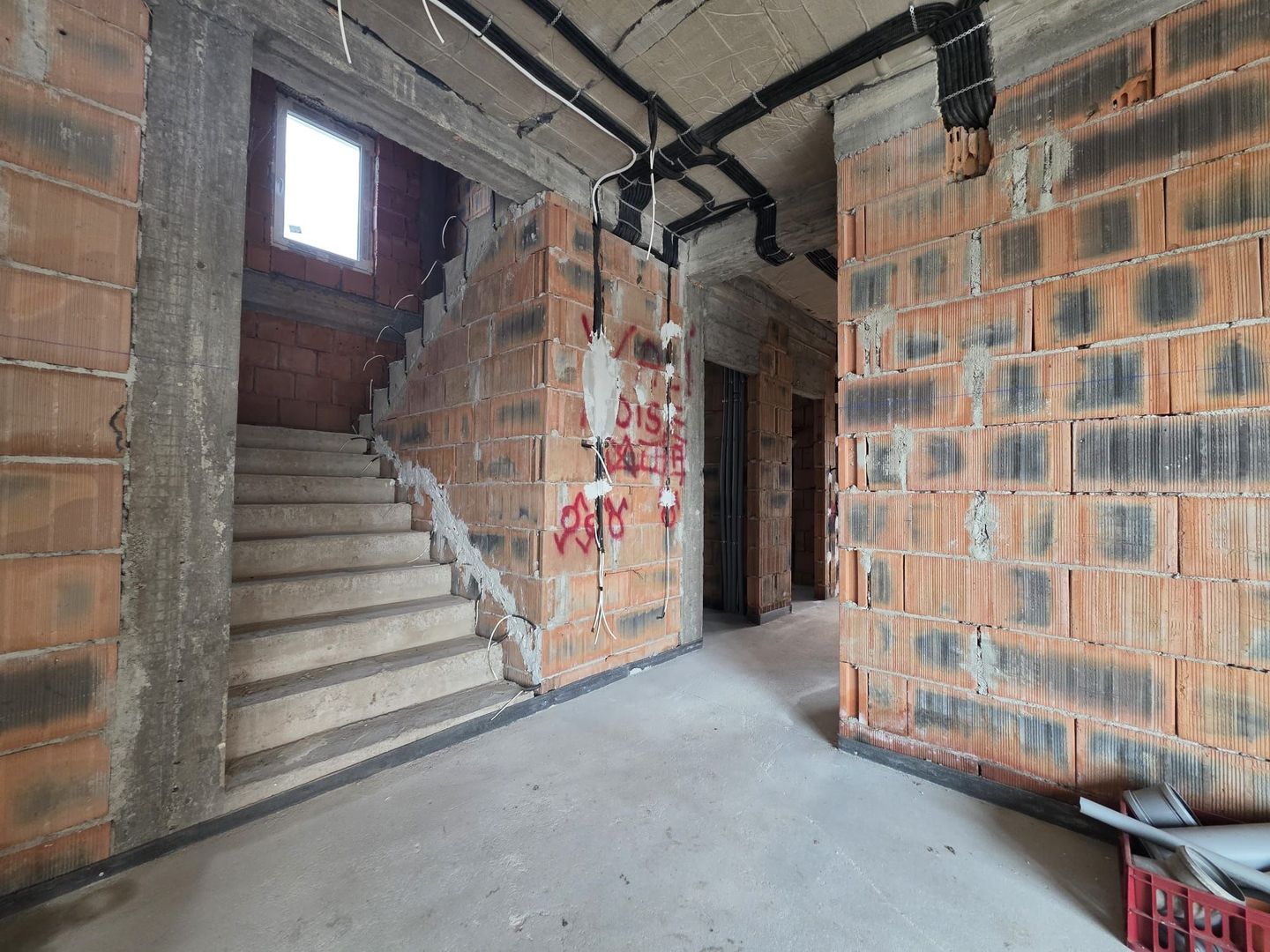 Vilă individuală în Tunari – 5 camere, curte privată - Poză 8