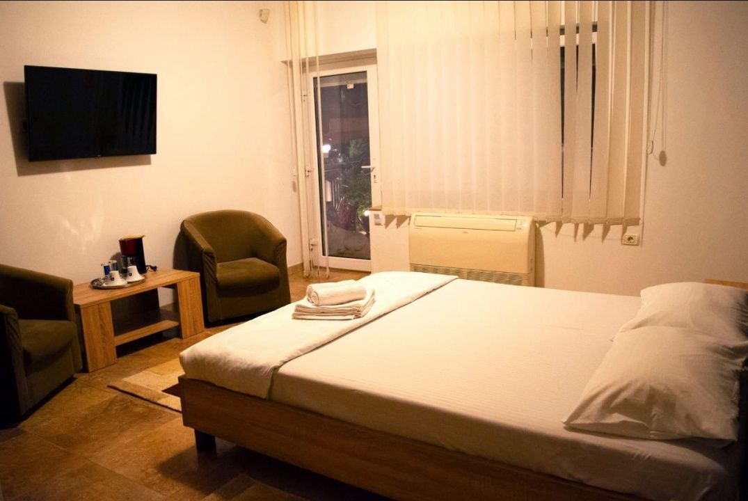 Proprietate ideală pentru locuință și afacere turistică în Eforie Nord - Poză 12