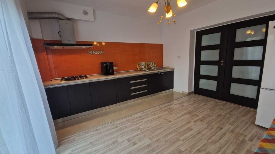 Vila de inchiriat, 4 camere, incalzire in pardosela, curte 800 m2 - Poză 6