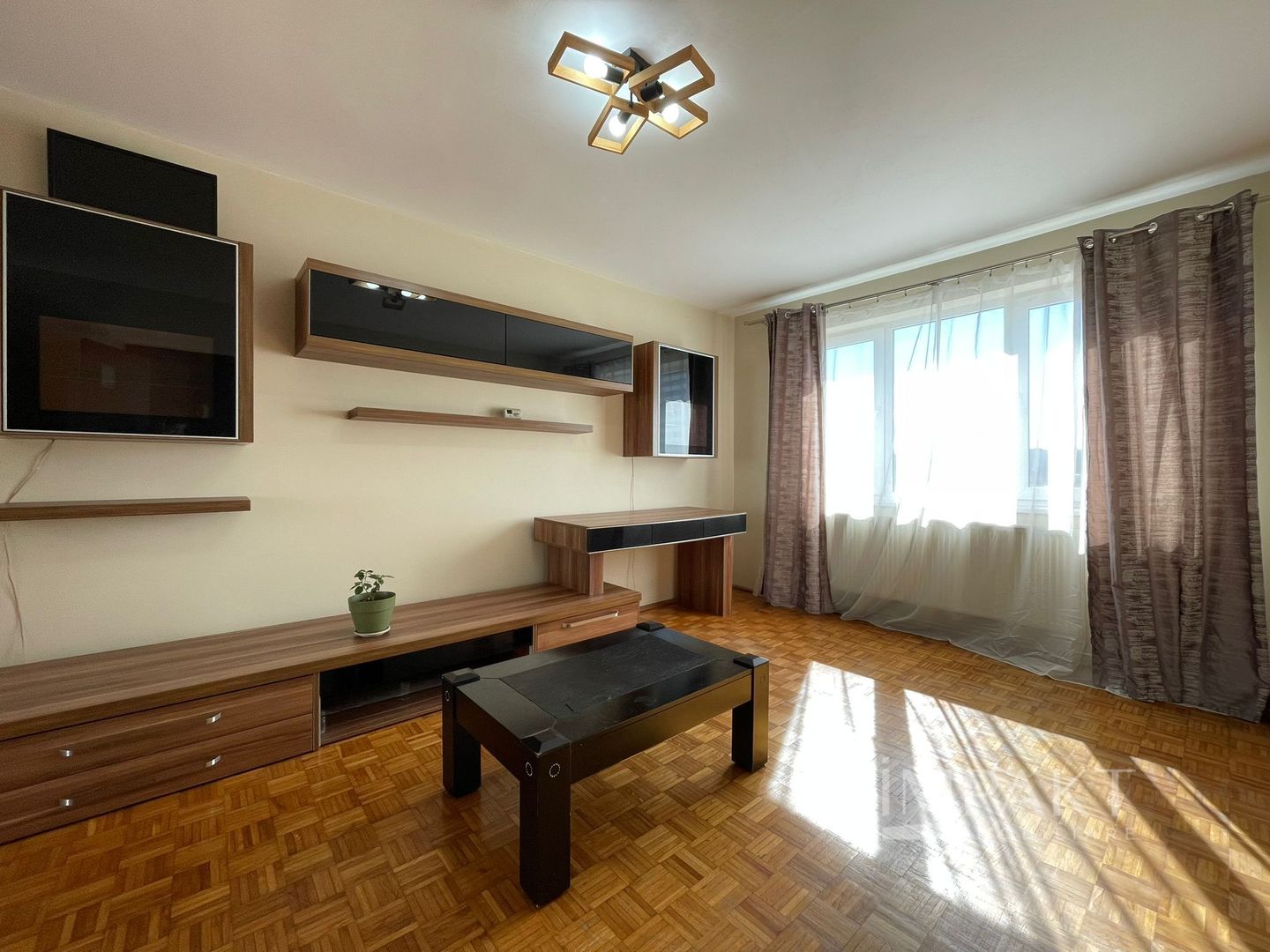 Închiriere 2 camere, central, 2 locuri de parcare - Poză 1