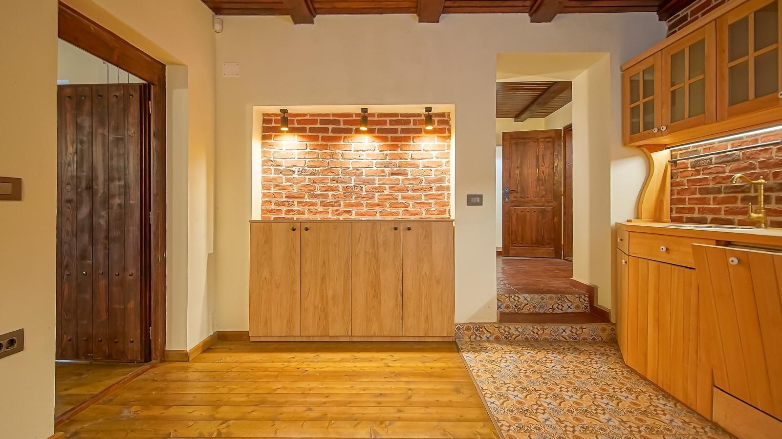 Casa de vanzare in centrul Brasovului - curte privata si pivnita - Poză 3