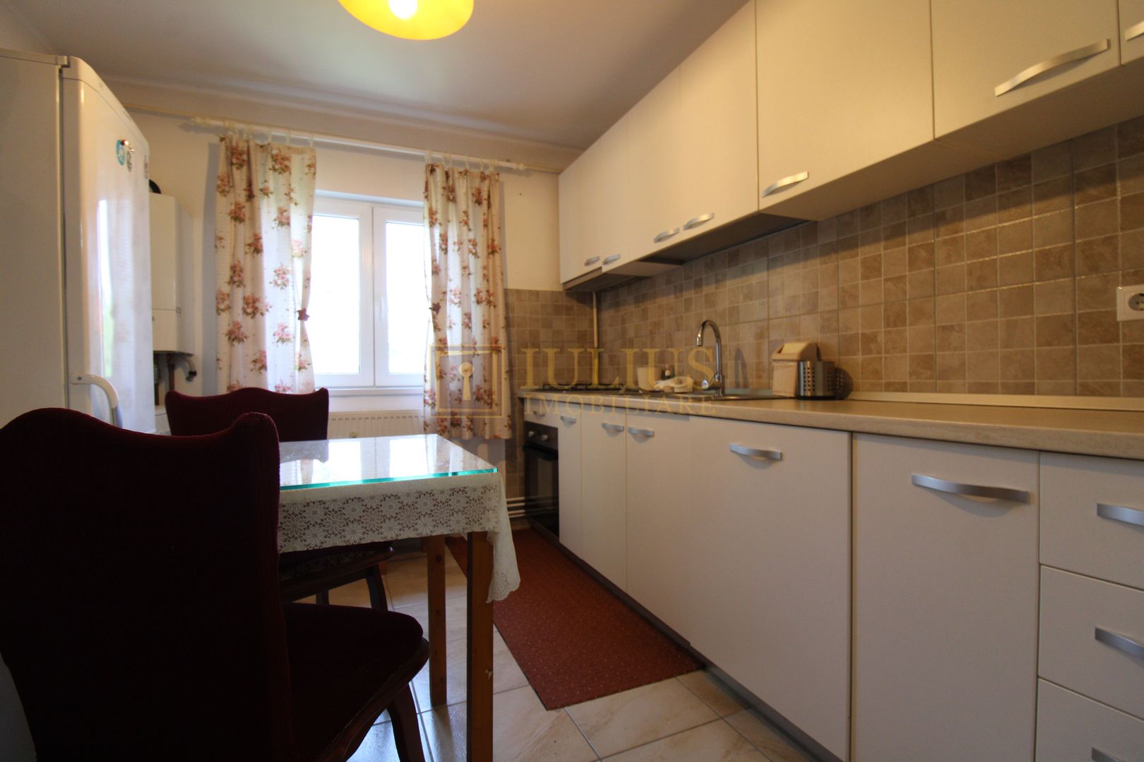 Zona Aradului, 3 camere + 2 bai, centrala proprie. - Poză 1