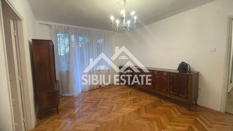 Apartament de vanzare cu 3 camere, balcon, etaj 1 -Zona Calea Dumbravii - Poză 1