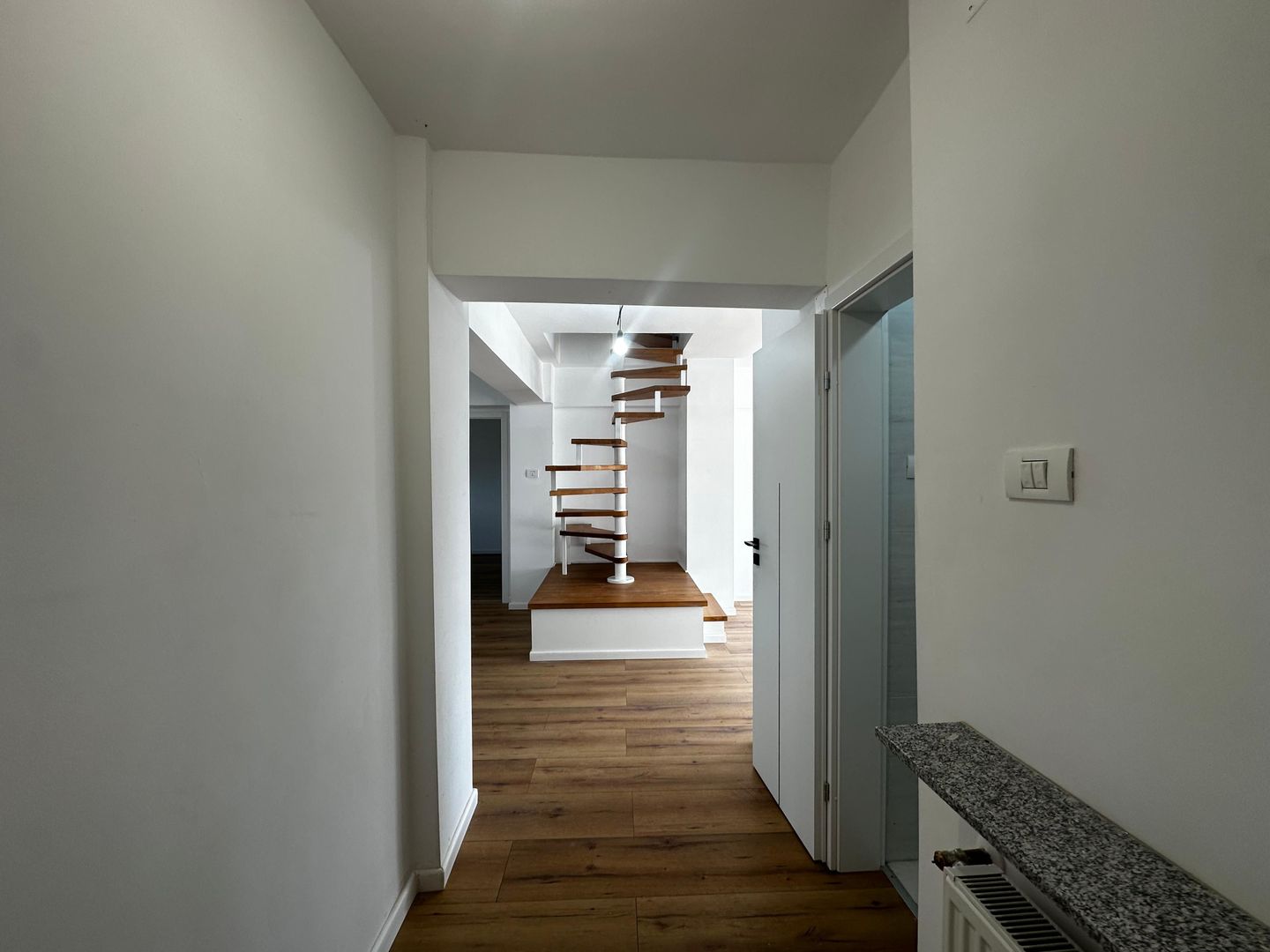 Apartament complet renovat cu 4 camere - Poză 4