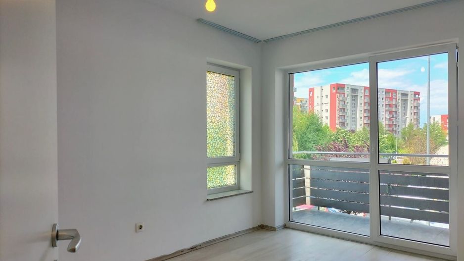 Vindem apartament 3 camere complet renovat cu vedere pe 2 parti - Poză 2