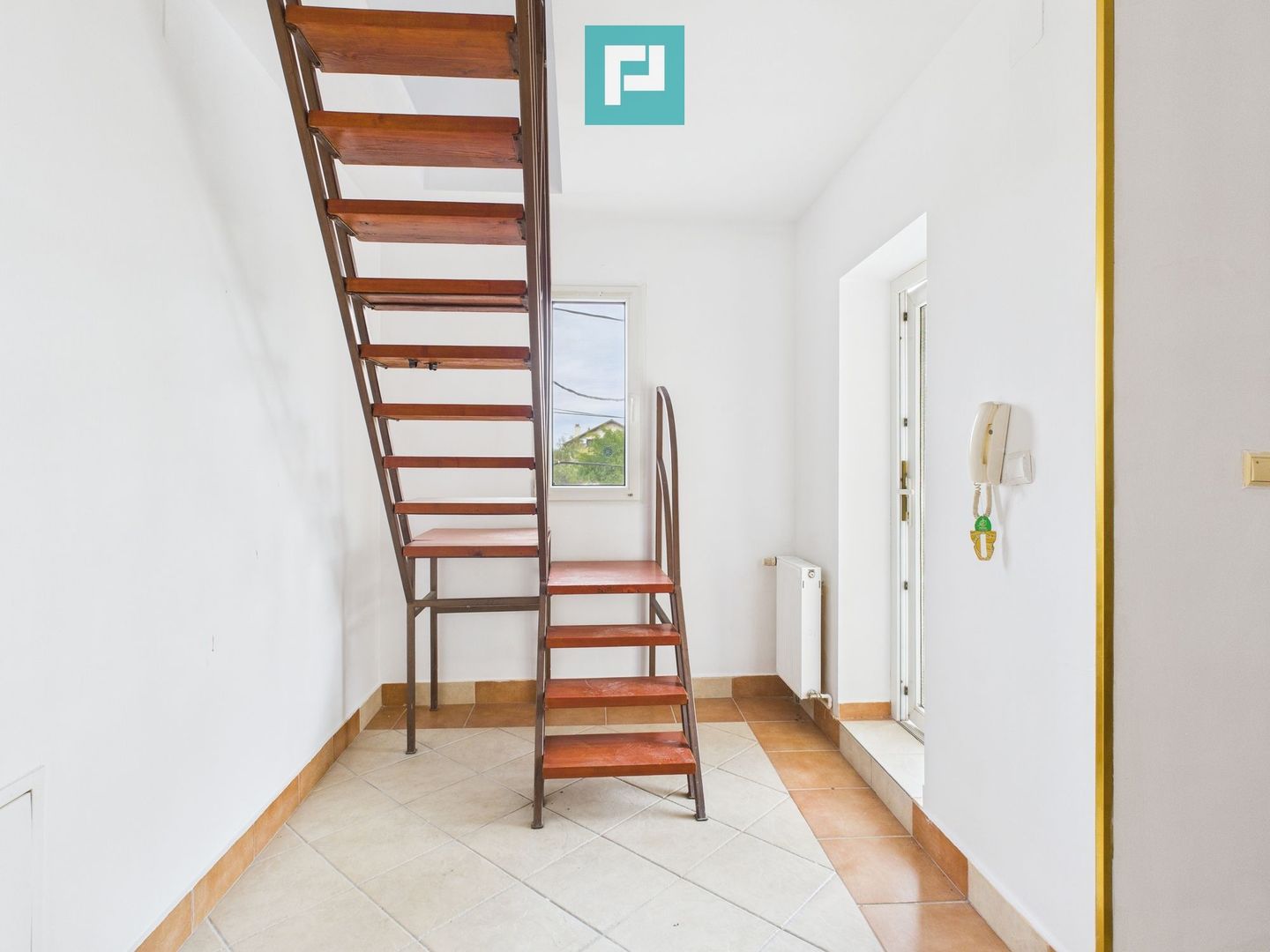 Vilă cu 5 camere pentru investiții în Dumbrăvița - Poză 8