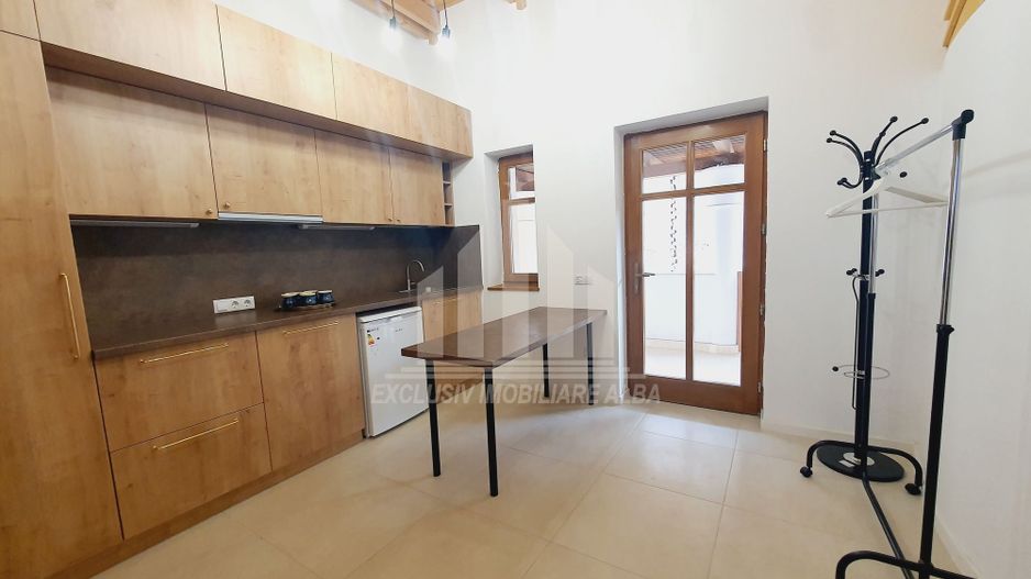 Inchiriez apartament la vila în Aiud - Poză 1