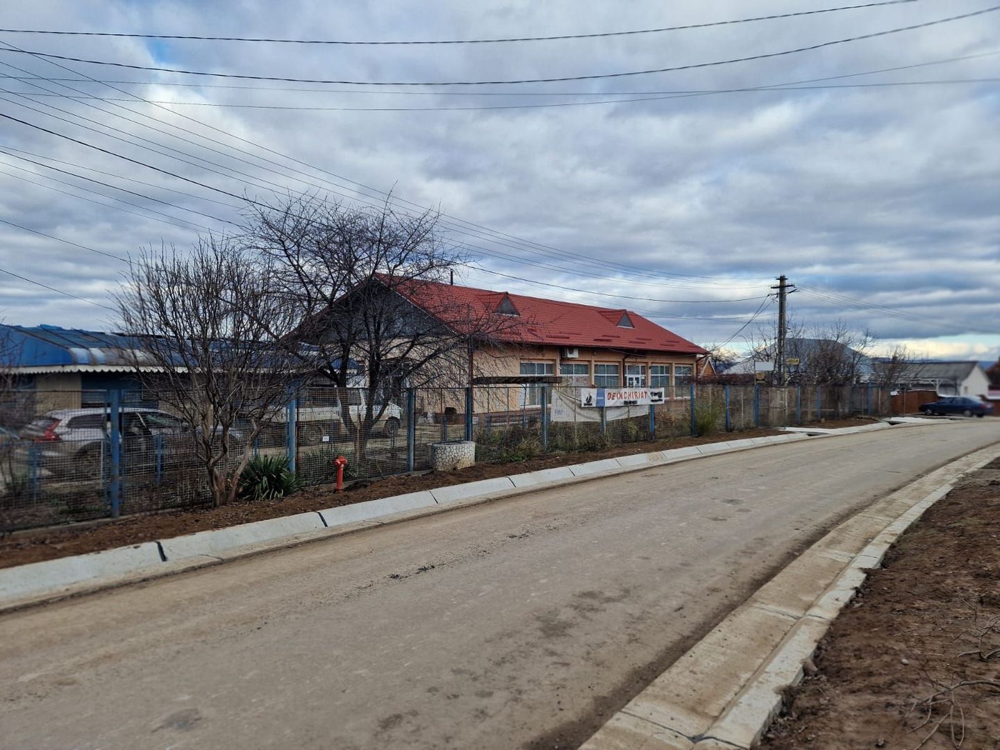 Se oferă spre vânzare / închiriere clădire cu spațiu comercial - Poză 3