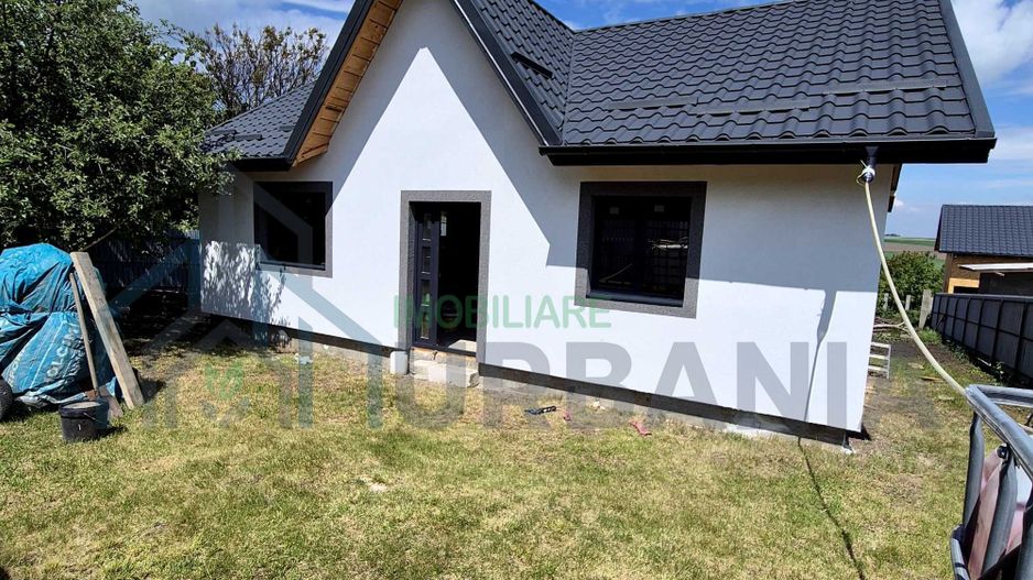 Casă de vânzare în Horlești, Rediu, pe strada principală - Poză 1
