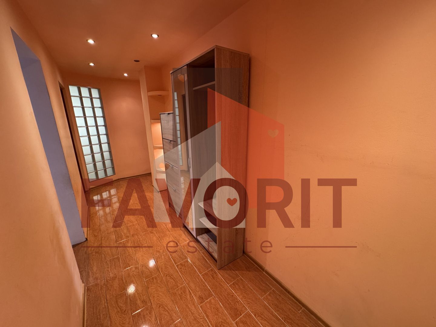 Disponibil imediat. Etaj 1. Centrala proprie. Vedere pe 2 parti. - Poză 9