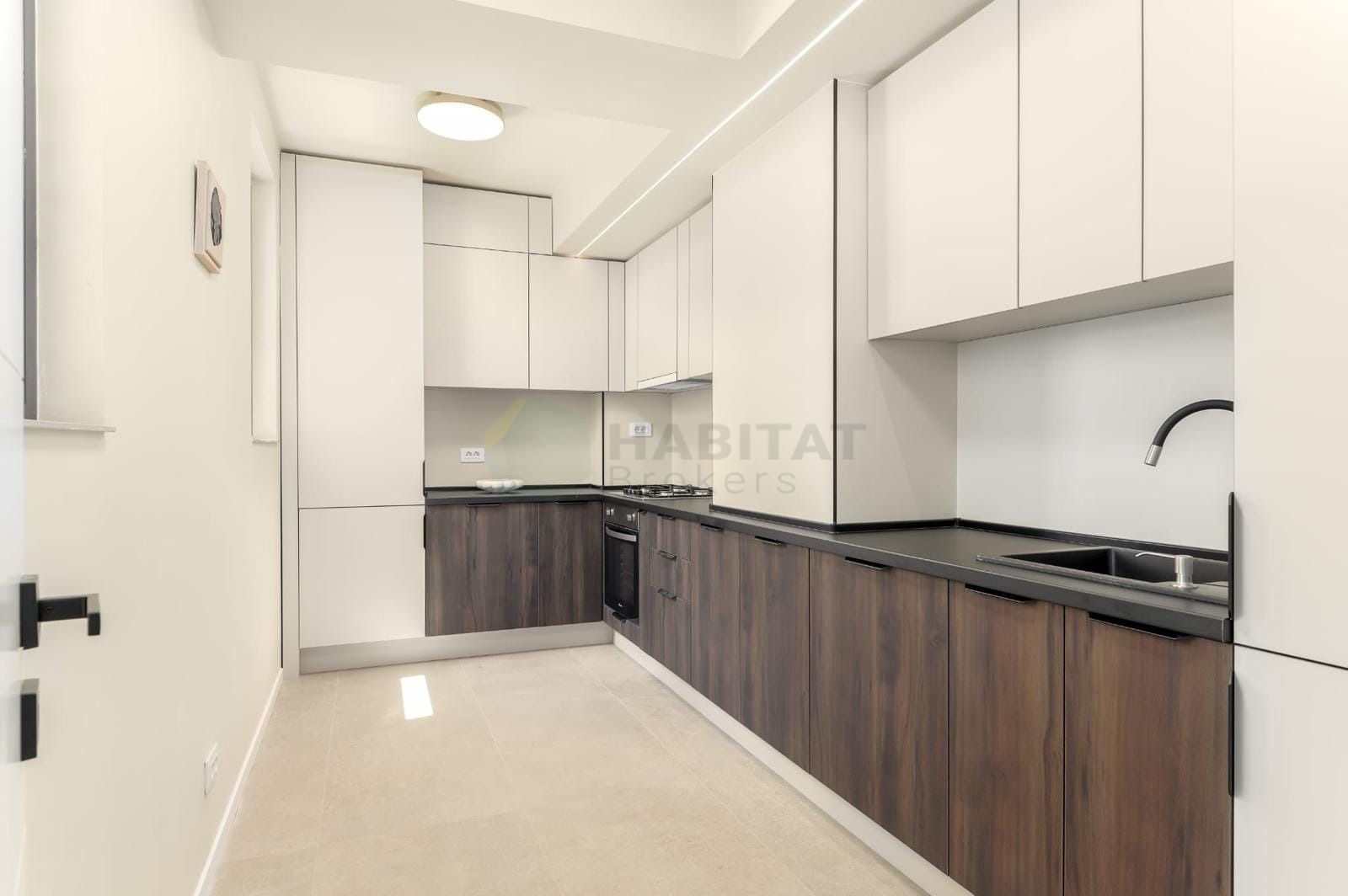 Apartament cu gradina proprie, doua locuri de parcare, gata de mutat - Poză 6