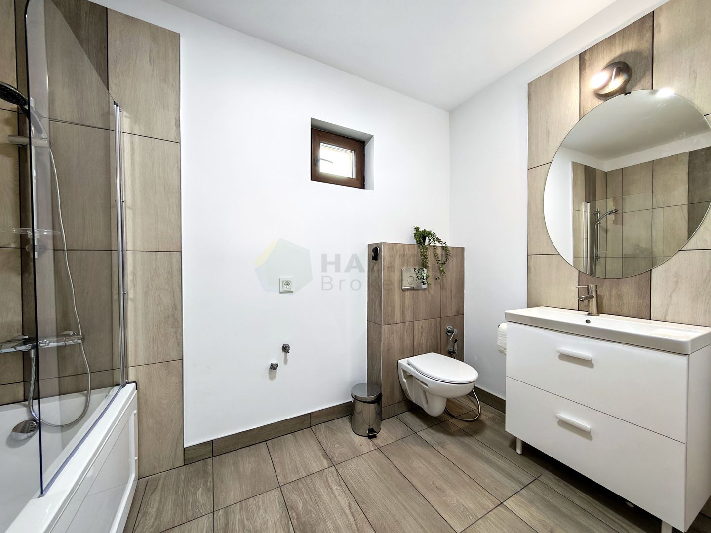 Vilă Individuală cu o curte generoasa zona Aparatorii Patriei - Poză 8