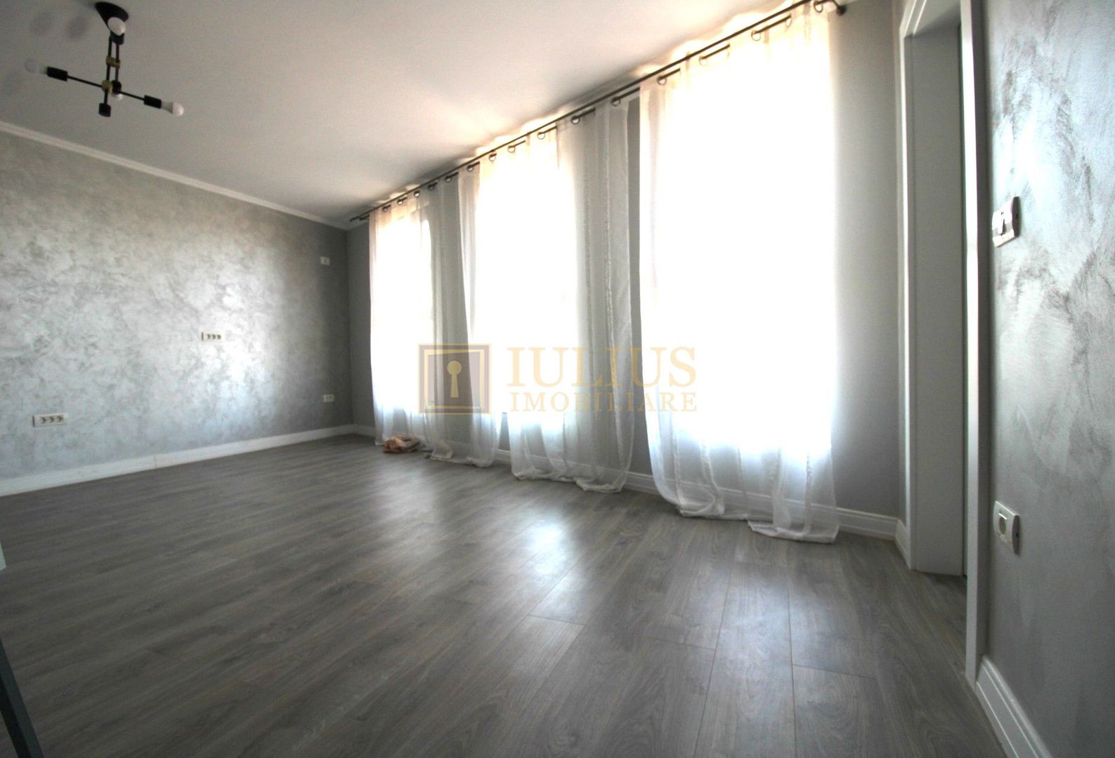 Curte, 4 apartamente, 8 camere, perfectă pt activități educaționale-Dumbravita - Poză 18