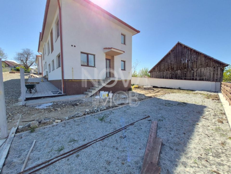 Casa tip duplex, la alb - Sura Mica - COMISION 0 - Poză 2